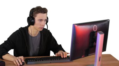 Konsantre olmuş esmer adam beyaz sırtında video oyunu oynuyor.