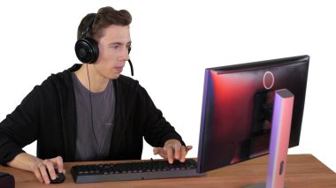 Kulaklıklı oyuncu bilgisayarda video oyunu oynuyor ve kazanıyor.