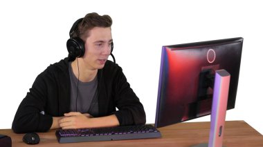 Genç oyuncu beyaz arka planda bilgisayardan bir video görüşmesi yapıyor..