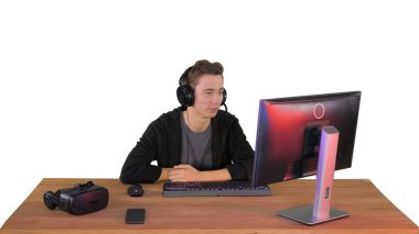 Genç oyuncu beyaz arka planda bilgisayardan bir video görüşmesi yapıyor..