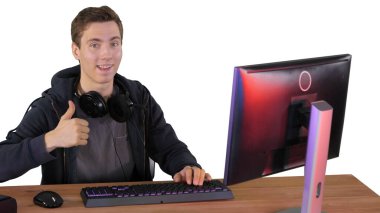 Kulaklıklı oyuncu bilgisayarda oyun oynuyor ve...