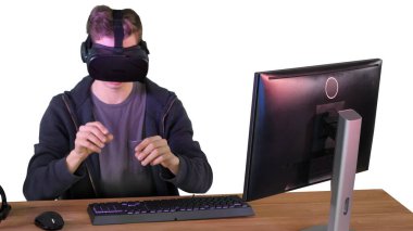 Beyaz arka planda VR kulaklıkla oynayan oyuncu çocuk.