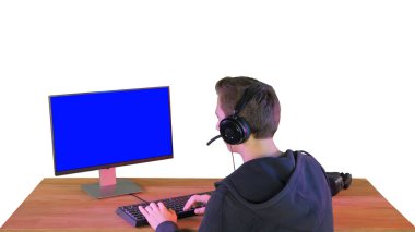 Compu 'da online oyun oynayan rekabetçi bir gencin arka planı.