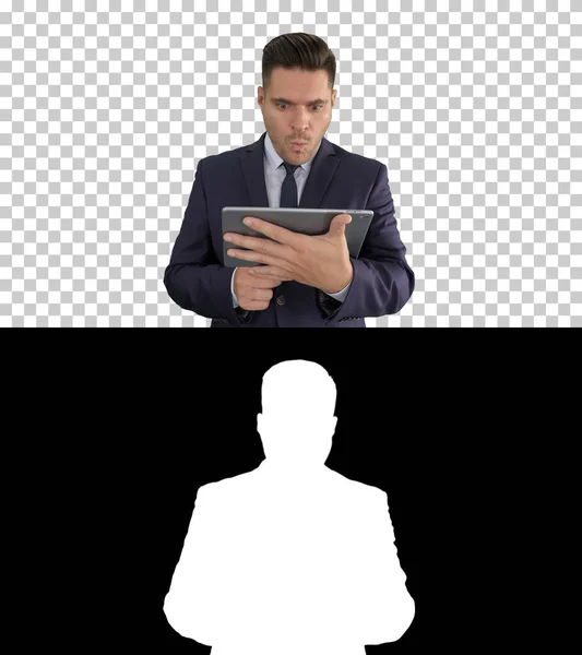 デジタルタブレットで何かを見てショックを受けたビジネスマン,アルファC — ストック写真