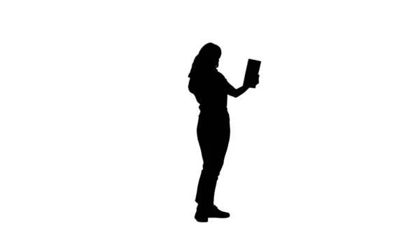 Σιλουέτα Όμορφη γυναίκα κάνει βιντεοκλήση με tablet. — Φωτογραφία Αρχείου