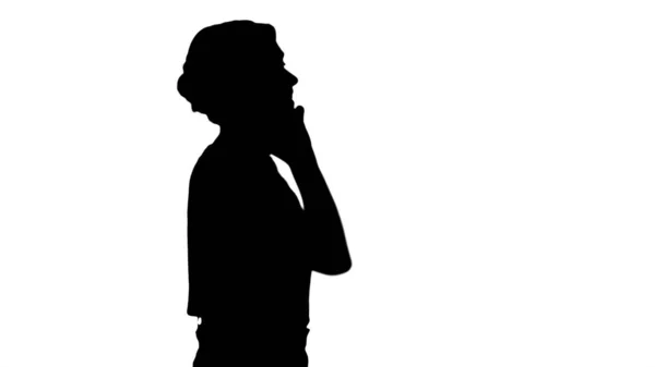 Silhueta loira mulher andando e falando no telefone. — Fotografia de Stock