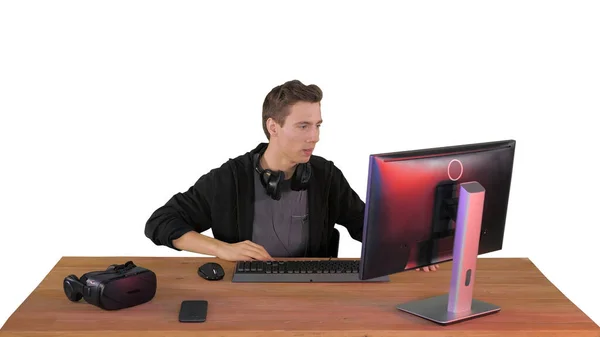 Nervózní muž sledující videohry na PC počítači na bílém pozadí — Stock fotografie