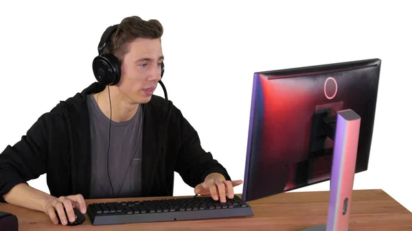 Profi-Gamer spielt Videospiel auf seinem Computer und kommentiert — Stockfoto