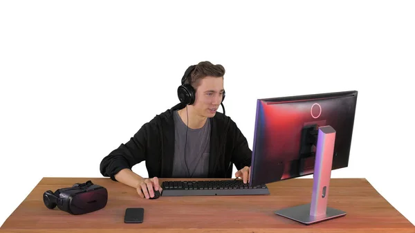 Jugador profesional juega videojuego en su computadora y comentarios — Foto de Stock