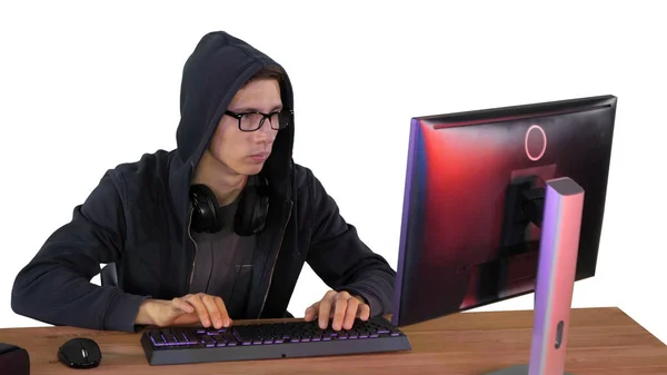 Hacker in Brille knackt Code auf weißem Hintergrund. — Stockfoto