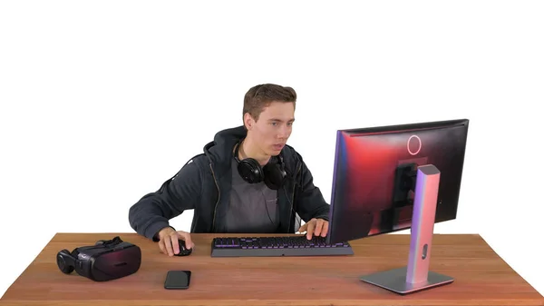 Gamer mit Kopfhörern spielt Videospiele auf Computer und PC — Stockfoto