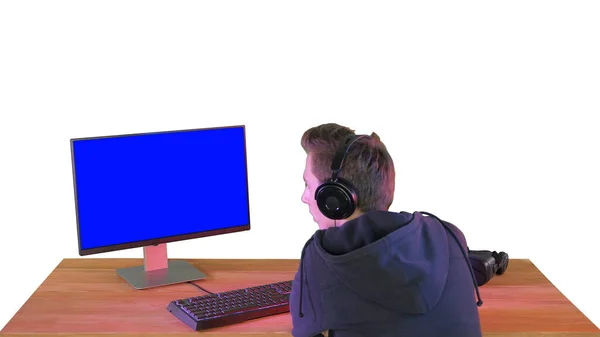 Jogador profissional olhando para seu computador pessoal em bac branco — Fotografia de Stock