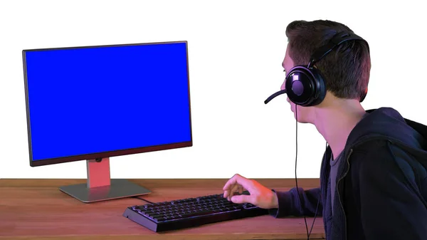 Gamer talking about the game on the screen to camera on white ba — Stock Photo, Image