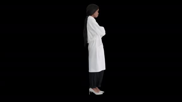 Grave medico afroamericano donna in piedi con le mani incrociate, Alpha Channel — Video Stock