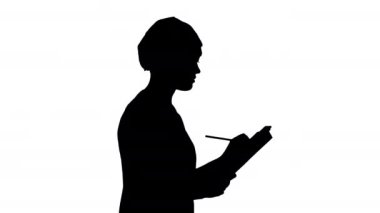 Siluet kadın profesyonel doktor el, yürürken tıp dergisine not alıyor..