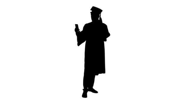 Silhouet Graduate student neemt selfie met verschillende gebaren. — Stockvideo