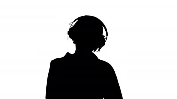 Silhueta Velha mulher inteligente ouvindo música em fones de ouvido. — Vídeo de Stock