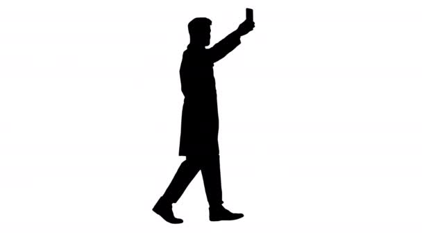 Доктор делает селфи со смартфоном во время ходьбы, Альфа-канал — стоковое видео