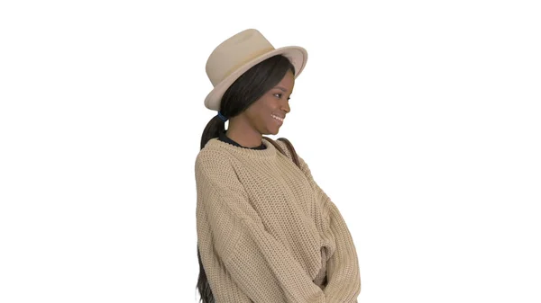 Mulher americana africana na moda posando em malhas e branco — Fotografia de Stock