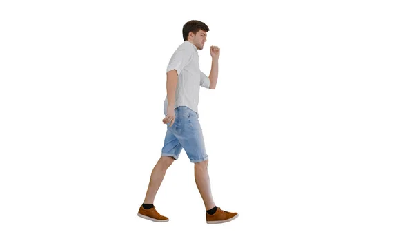 Fiatal férfi alkalmi ruhákban boldogan táncol, miközben azon sétál, amin — Stock Fotó