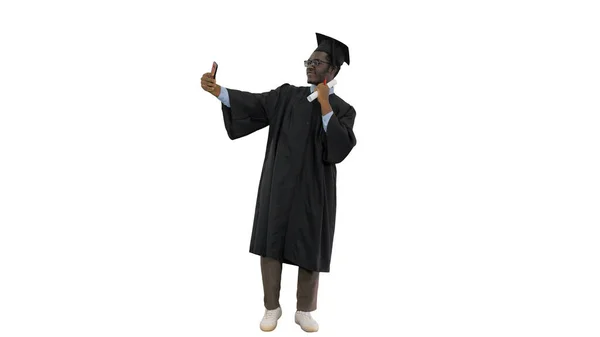 Heureux afro-américain mâle étudiant en robe de graduation prendre ph — Photo