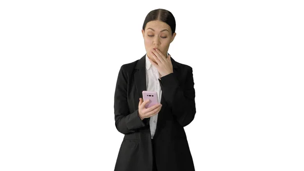 Неодобрительно выглядящая деловая женщина, использующая свой телефон на белом — стоковое фото