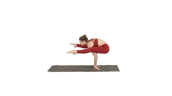 Práticas de mulher bonita suporte ioga asana Tittibhasana - fi — Fotografia de Stock