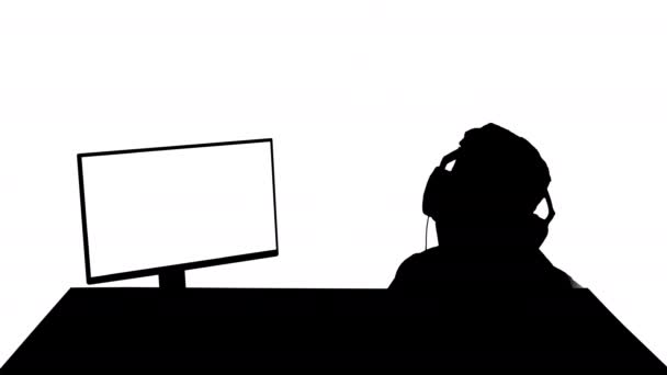 Silhouetteゲーマーは、カメラに画面上のゲームについて話しています. — ストック動画