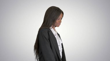 Geleneksel Afrikalı Amerikalı İş kadını gradyan arka planda yürüyor