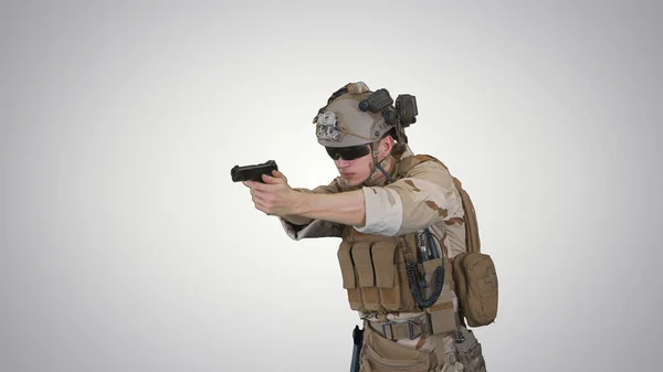 Amerykański strażnik z pistoletem celującym i strzelającym na gradientowym grzbiecie — Zdjęcie stockowe