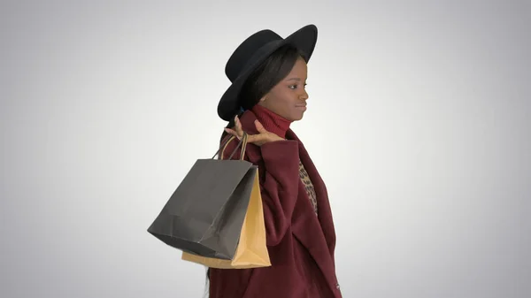 穿着外套、头戴黑帽的漂亮的非洲裔美国女孩 — 图库照片