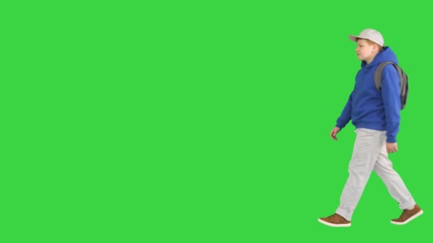 Νεαρό αγόρι φορώντας ένα σακίδιο με τα πόδια στο σχολείο σε μια πράσινη οθόνη, Chroma Key. — Αρχείο Βίντεο