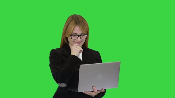 緑の画面で笑顔ノートパソコンで働くビジネス女性, Chroma Key. — ストック動画