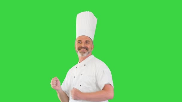 Rijpere chef-kok met baard en in wit uniform dansen op een groen scherm, Chroma Key. — Stockvideo