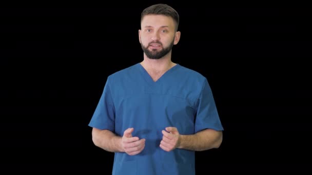 Médecin masculin en uniforme parlant expliquant quelque chose, Alpha Channel — Video