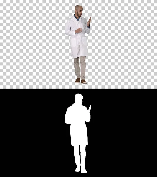 Médico de mediana edad hombre vistiendo uniforme médico presentando y poi — Foto de Stock