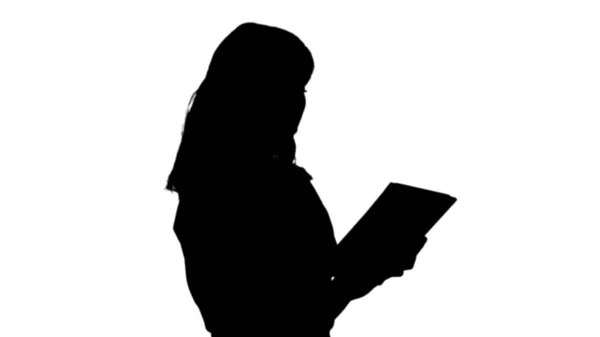 Silhouette Donna in t-shirt rossa con tablet. — Foto Stock