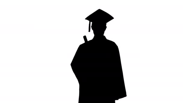 Silhouette Frustrata studentessa in vestaglia di laurea scuotendo il suo diploma in attesa. — Video Stock
