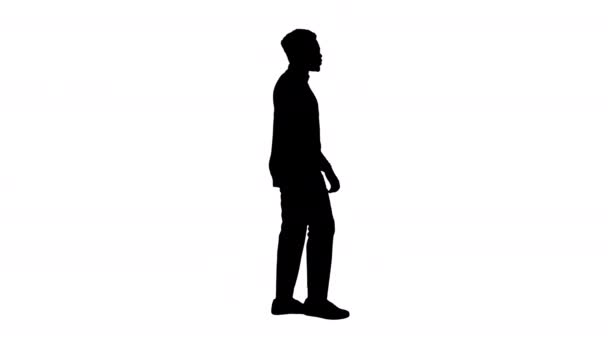 Silhouet Jonge Afro-Amerikaanse man in grijze casual kleding wandelen. — Stockvideo