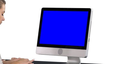 Bilgisayar kullanan bir kadın, beyaz arka plan. Mavi Ekran Model Diski