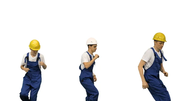 Drei männliche Bauarbeiter mit harten Hüten tanzen in freiem Stall — Stockfoto