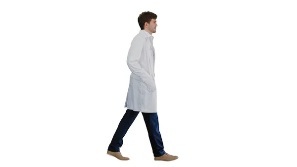Muž doktor v bílém plášti chodí s rukama v kapsách a hledá — Stock fotografie