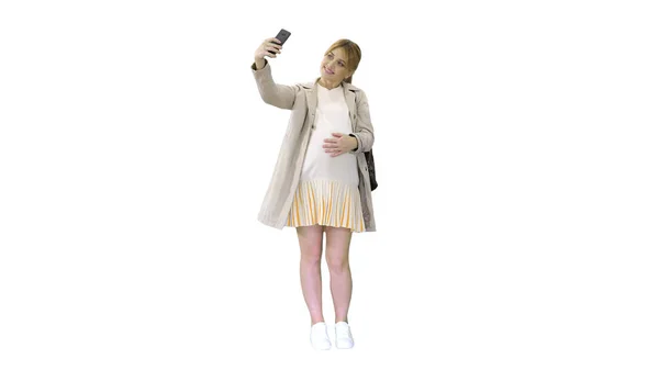 Happy młoda kobieta w ciąży biorąc selfie na białym tle. — Zdjęcie stockowe
