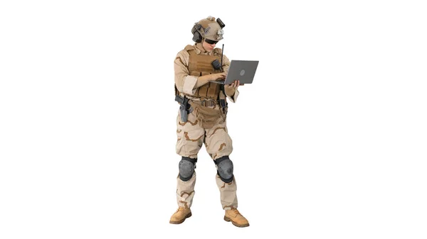 Soldado de pé e usando laptop no fundo branco. — Fotografia de Stock