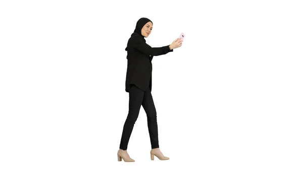 Junge hübsche Muslimin im Hijab mit Videoanruf am Telefon — Stockfoto