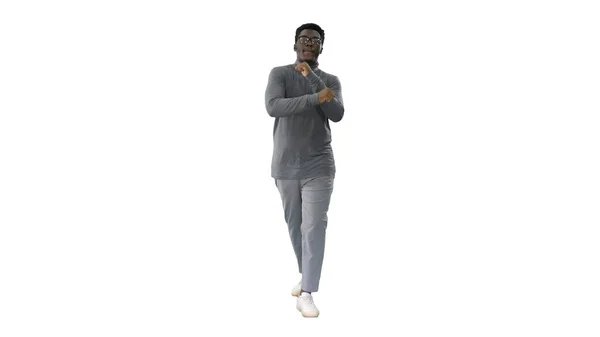 Mladý africký Američan muž v šedém oblečení a brýle drážkování — Stock fotografie