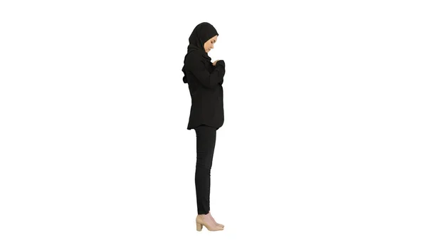 Geschäftsfrau im Hijab steht und fixiert ihren Hijab auf weißem Rücken — Stockfoto