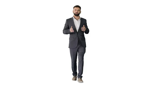 Бородатый турок-бизнесмен идет и разговаривает с камерой на белом — стоковое фото