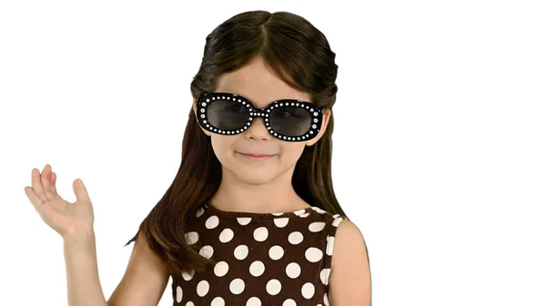 黑头发的小女孩，身穿圆圆点裙，晒着黑色的太阳 — 图库照片