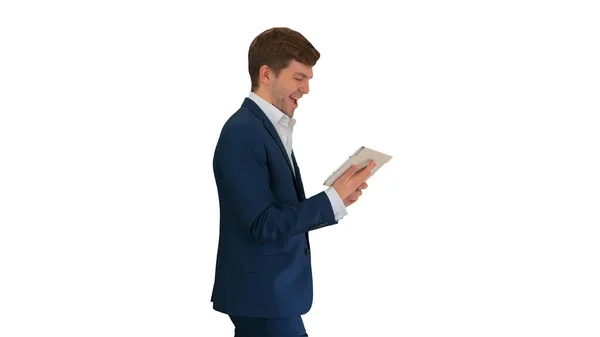 Beyaz üzerinde yürürken dijital tablet kullanan gülümseyen iş adamı — Stok fotoğraf